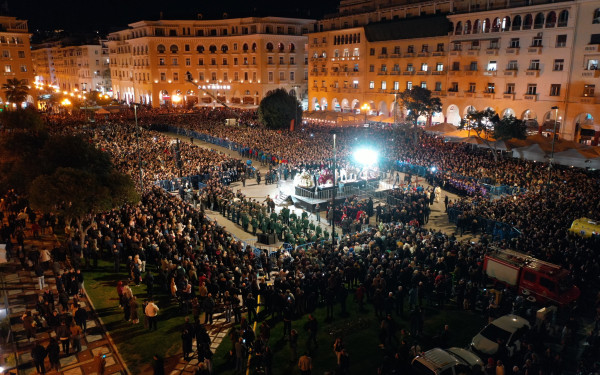 Θεσσαλονίκη: Η Πλατεία Αριστοτέλους «πλημμύρισε» από το φως και την κατάνυξη της συνάντησης των Επιταφίων - Το μήνυμα του Φιλόθεου (βίντεο)