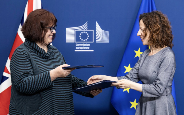 Ιστορική συμφωνία Λονδίνου - ΕΕ: Η Βρετανία επανεντάσσεται στο πρόγραμμα Erasmus από το 2027