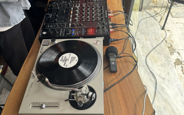 Θεσσαλονίκη: Λάτρεις και συλλέκτες βρήκαν βινύλια «θησαυρούς» και... ξεφάντωσαν υπό τους ήχους των djs