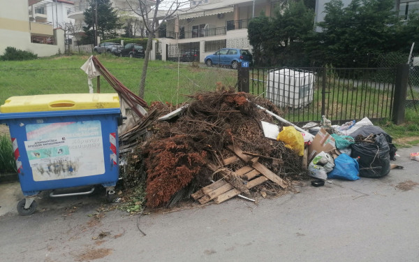 Δήμος Θέρμης: Πρόστιμο 600 ευρώ σε δημότη για παράνομη απόθεση ογκωδών