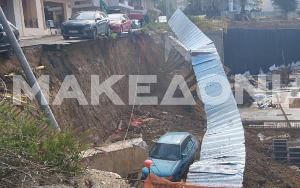 Θεσσαλονίκη: Έργα... οπτικών ινών «έφαγαν» τοιχίο - Αυτοκίνητα κρέμονται στον αέρα, ένα έπεσε