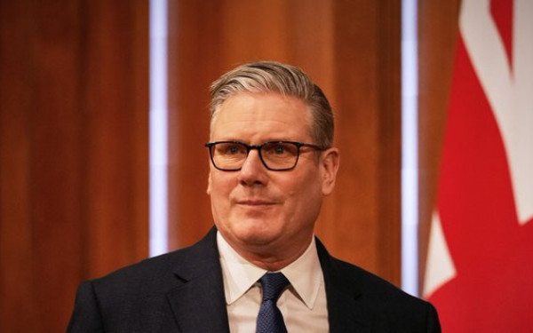 Βρετανία: Αντίστροφα... κυλά ο χρόνος για τον Στάρμερ - Νέες αποκαλύψεις για το σκάνδαλο Έπστιν τον βάζουν ξανά στο στόχαστρο