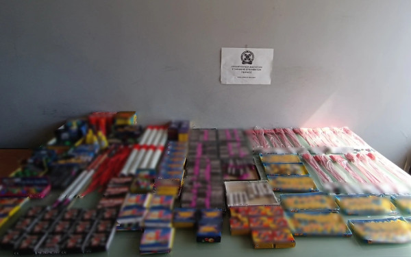 Επιχείρηση «Spark-Down» στον Πειραιά: Χειροπέδες σε 46χρονο για παράνομα πυροτεχνήματα