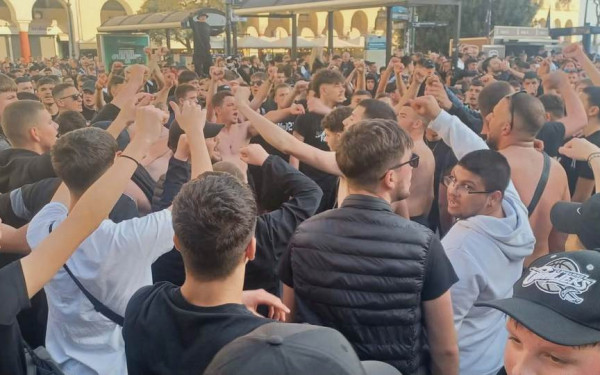 Γιορτή ΠΑΟΚ: Στήθηκε ασπρόμαυρη κερκίδα στην πλατεία Αριστοτέλους (βίντεο)