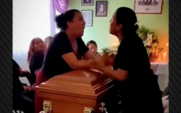 Μεξικό: Ερωμένες νεκρού τσακώθηκαν πάνω από το φέρετρό του - Δείτε βίντεο