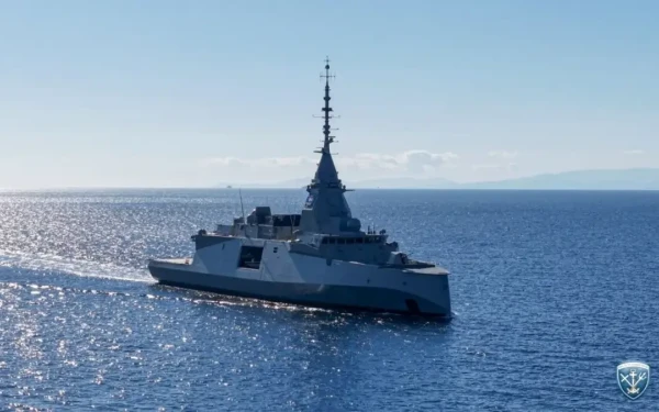 Στον Πειραιά για πρώτη φορά η φρεγάτα Κίμων - Αύριο θα την επισκεφθούν Μητσοτάκης, Μακρόν