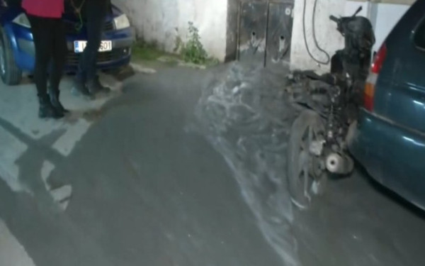 Αθήνα: «Ποτάμι» υγρού τσιμέντου πλημμύρισε δρόμους στην Κυψέλη - Αναβλύζει από εγκαταλελειμμένο κτίριο (βίντεο)