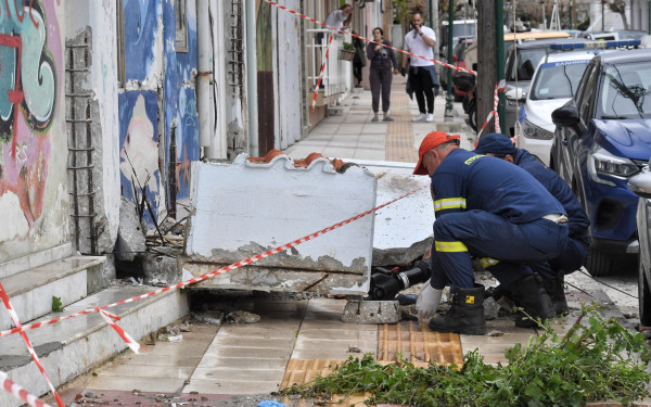 Κόρινθος: Περί τους 2,5 τόνους ζύγιζε το μπαλκόνι που καταπλάκωσε την 43χρονη - Σωρεία αυθαιρεσιών στο κτίριο