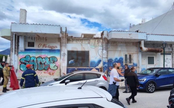 Τραγωδία στην Κόρινθο: Γυναίκα καταπλακώθηκε από μπάζα μετά την κατάρρευση μπαλκονιού- Τραυματίστηκαν τα παιδιά της