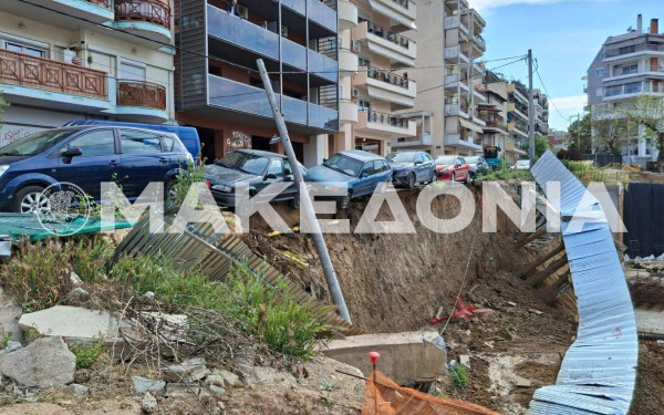 Θεσσαλονίκη: Έργα... οπτικών ινών «έφαγαν» τοιχίο - Αυτοκίνητα κρέμονται στον αέρα