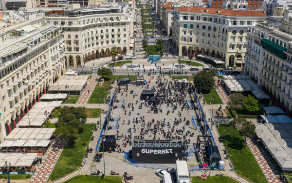 ΠΑΟΚ: Η πλατεία Αριστοτέλους «ντύθηκε» στα ασπρόμαυρα (βίντεο)