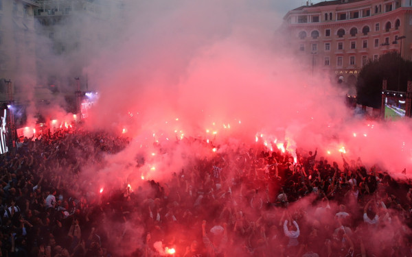 100 χρόνια ΠΑΟΚ: Χιλιάδες φίλοι της ομάδας μετέτρεψαν την πλατεία Αριστοτέλους σε… Τούμπα (βίντεο)