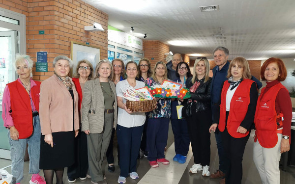 Μια «αγκαλιά» από λαμπάδες και χρώματα για τα παιδιά του Νοσοκομείου «Παπαγεωργίου»