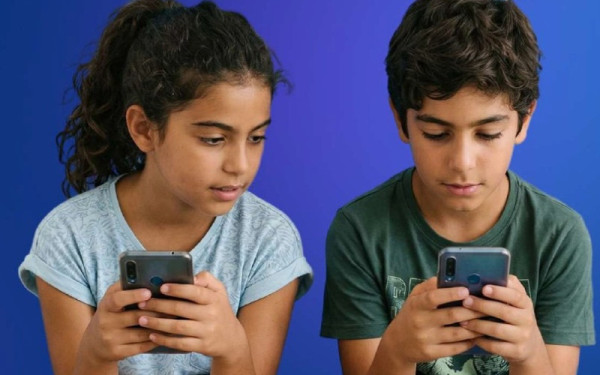 Stop στα social media για κάτω των 15 ετών: Η Ελλάδα φέρνει «ψηφιακό φρένο» από το 2027