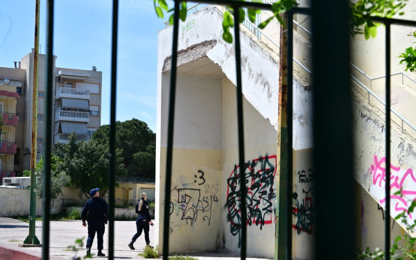 Χαϊδάρι: Πώς έγινε το ατύχημα με τη 13χρονη που έπεσε από το μπαλκόνι σχολείου - Στο Παίδων η υπουργός Παιδείας