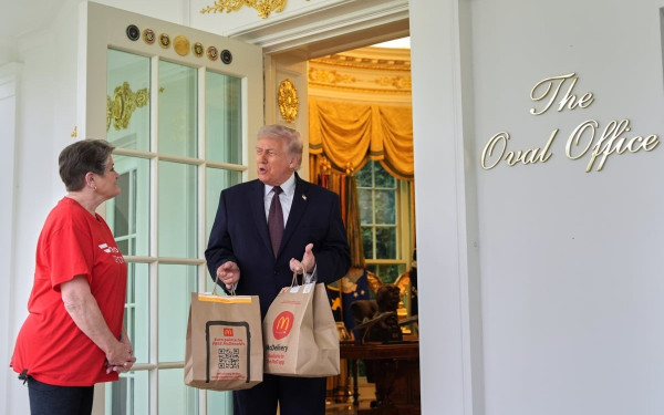 ΗΠΑ: Ο Τραμπ πήρε McDonald’s στον Λευκό Οίκο και το γύρισε σε γεωπολιτικό σόου (βίντεο)