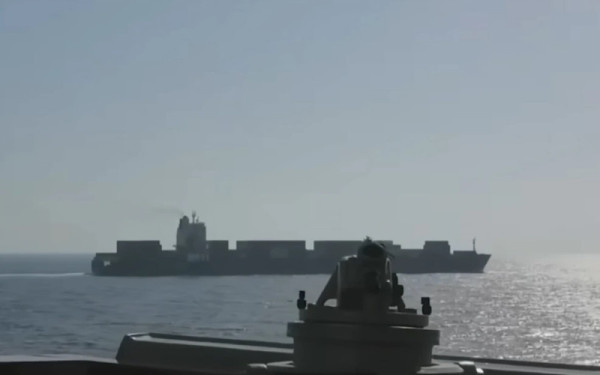 Βίντεο με τα πυρά αντιτορπιλικού των ΗΠΑ προς ιρανικό πλοίο: «Εκκενώστε το μηχανοστάσιο, ετοιμαζόμαστε για πυρά ακινητοποίησης»