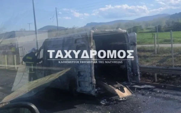 Συναγερμός στην Εθνική Οδό: Κάηκε ολοσχερώς ασθενοφόρο του ΕΚΑΒ - Στο νοσοκομείο το πλήρωμα