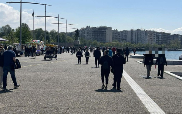 Θεσσαλονίκη: Γέμισε με κόσμο η παραλία - Βόλτες με τον ανοιξιάτικο ήλιο