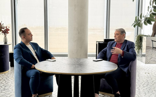 Ιορδάνης Χασαπόπουλος: Τα μουσικά ακούσματα, η Κατερίνα Λιόλιου, τα δύσκολα χρόνια με τρεις δουλειές και τα σενάρια που τον θέλουν δήμαρχο Ξάνθης