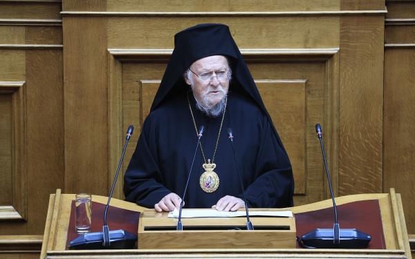Τιμήθηκε με το χρυσό μετάλλιο της Βουλής ο Πατριάρχης Βαρθολομαίος, λίγο πριν την ιστορική του ομιλία στην Ολομέλεια