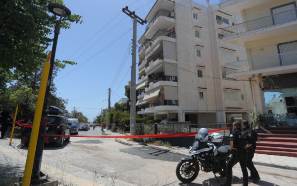 Ηλιούπολη: Παλεύει για τη ζωή της η 17χρονη που έπεσε από ταράτσα - Βαρύ το κλίμα στα σχολεία των κοριτσιών (βίντεο)