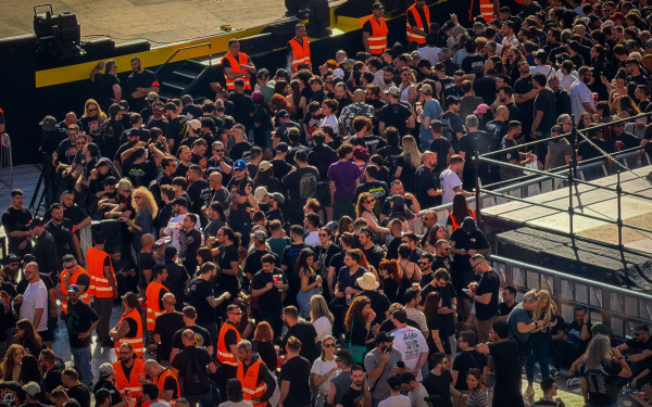 Metallica: Ξεκίνησε η συναυλία στο ΟΑΚΑ με τα πρώτα συγκροτήματα (βίντεο)