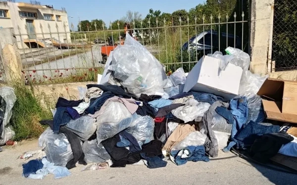 Δήμος Θέρμης: Πρόστιμο 500 ευρώ σε πολίτη που πέταξε 200 κιλά ρούχα δίπλα σε κάδο