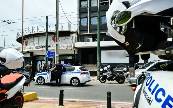Ποινική δίωξη στον 58χρονο που άνοιξε πυρ με ούζι έξω από μπαρ στην Καλλιθέα χθες το πρωί