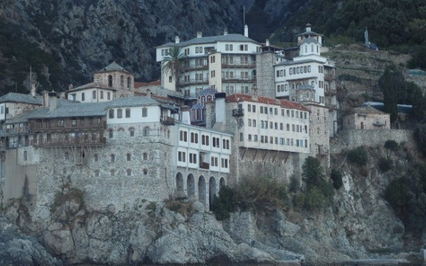 Περιφέρεια Κεντρικής Μακεδονίας: Χρηματοδοτεί μέσω ΕΣΠΑ επτά έργα αποκατάστασης Ιερών Μονών του Αγίου Όρους