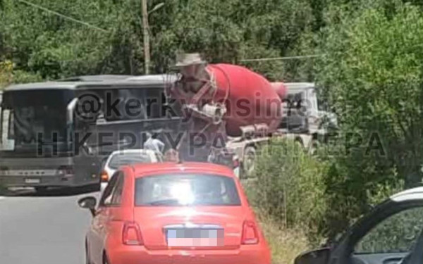 Κέρκυρα: Τουριστικό λεωφορείο συγκρούστηκε με φορτηγό μπετονιέρα