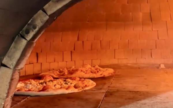 Pizza Rio: Mία ιστορία που ξεκίνησε το 1975 και συνεχίζει να σερβίρει εξαίσια πίτσα στη Σιθωνία