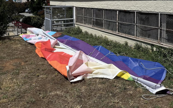 Θεσσαλονίκη: Κατέβασαν τη σημαία του Pride από το ΑΠΘ