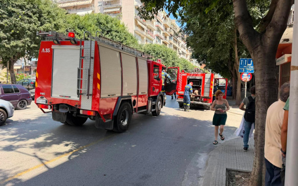 Θεσσαλονίκη: Φωτιά σε σπίτι στο κέντρο - Τρία άτομα απεγκλωβίστηκαν (βίντεο)