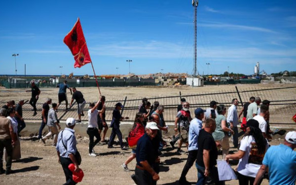 Αλβανία: Διαδηλωτές πέταξαν αυγά σε αυτοκίνητα βουλευτών