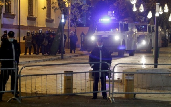 Αλβανία: Συγκρούσεις διαδηλωτών με την αστυνομία έξω από το κοινοβούλιο