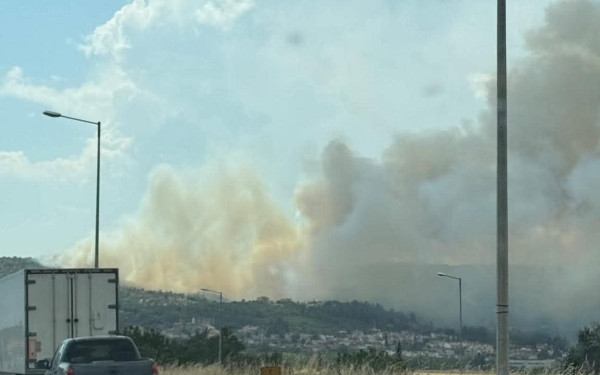 Θεσσαλονίκη: Πυρκαγιά σε χαμηλή βλάστηση στο Δερβένι - Στη μάχη και ελικόπτερο
