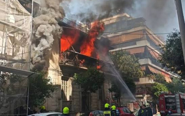Φωτιά σε διώροφο κτίριο στην Καλλιθέα - Γυναίκα πήδηξε από το μπαλκόνι για να σωθεί, δείτε βίντεο και φωτογραφίες