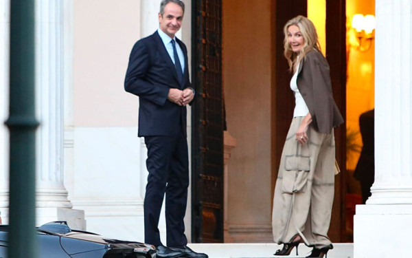 Λάμψη και διπλωματία στο Μαξίμου: Στο τραπέζι του πρωθυπουργού η Κίμπερλι Γκιλφόιλ