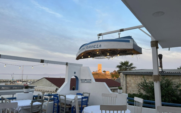 Nostimi Thalassa: Ο απόλυτος seafood προορισμός στο λιμάνι της Νέας Φώκαιας στη Χαλκιδική, που αποθεώνει τους θησαυρούς της θάλασσας