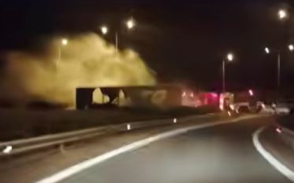 Ιόνια Οδός: Φωτιά πήρε νταλίκα με καρπούζια όσο ήταν εν κινήσει με προορισμό την Ρουμανία (βίντεο)