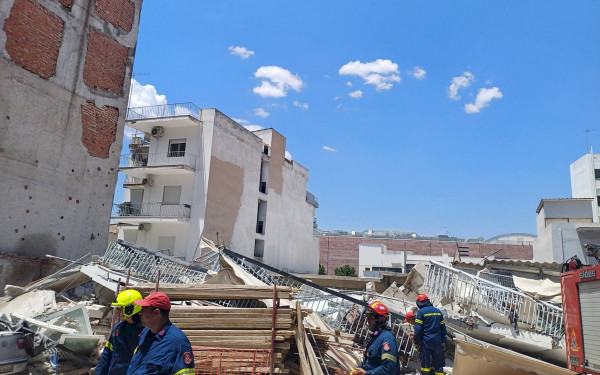 Αθήνα: Κατέρρευσε πολυκατοικία στα Πετράλωνα - Πληροφορίες για 4 εγκλωβισμένους