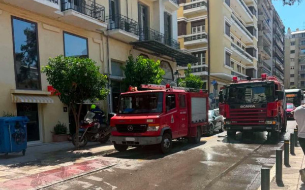 Συναγερμός στο κέντρο της Θεσσαλονίκης: Φωτιά σε κατάστημα στην οδό Πρασακάκη