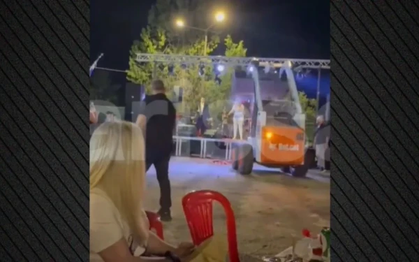 Φάρσαλα: Έριξαν λουλούδια με φορτωτή στη Γωγώ Τσαμπά - Δείτε βίντεο