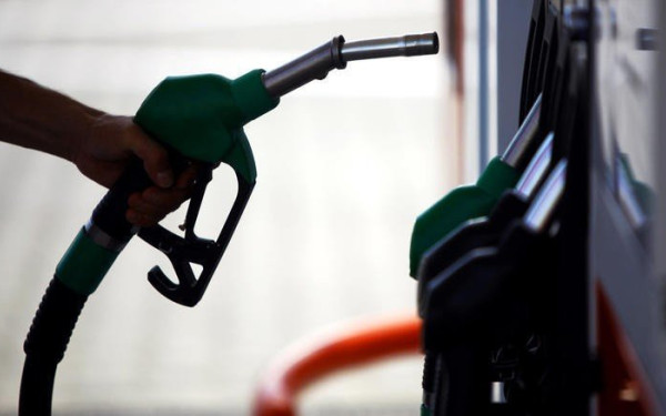 «Φωτιά» οι τιμές της βενζίνης στις αντλίες: Πάνω από 2 ευρώ ξανά η αμόλυβδη (βίντεο)