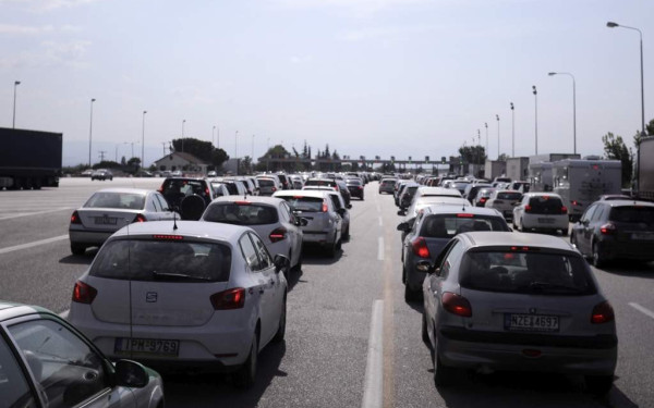 Θεσσαλονίκη: Σε εξέλιξη η επιστροφή των εκδρομέων του Πάσχα - Ταλαιπωρία στα διόδια των Ν. Μαλγάρων μετά από καραμπόλα τριών ΙΧ