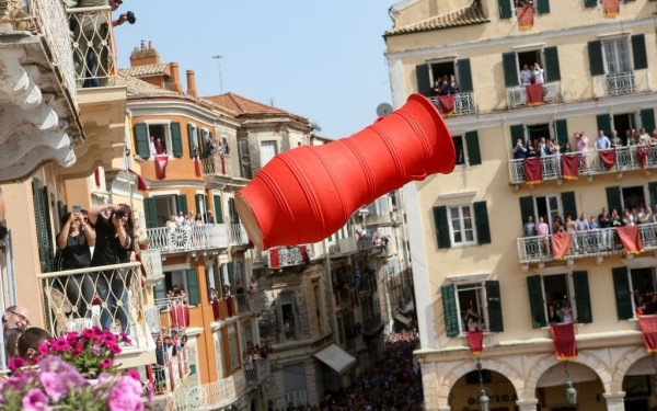 Ανάσταση από την Κέρκυρα μέχρι… το Αλπικό Τρένο - Πού θα κάνουν Πάσχα οι Θεσσαλονικείς