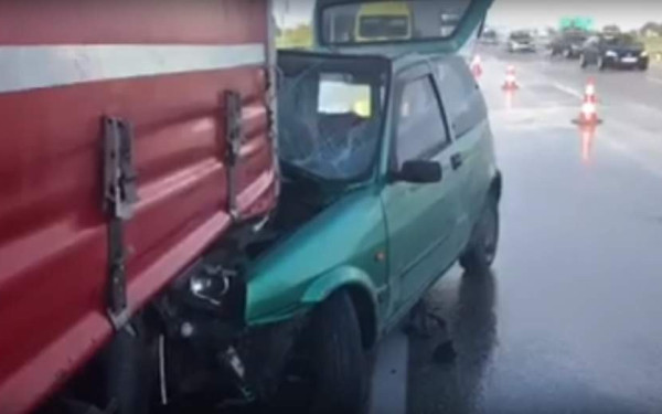 Αστυνομικός απεγκλωβίζει ηλικιωμένη από αυτοκίνητο στα Μάλγαρα (Βίντεο)