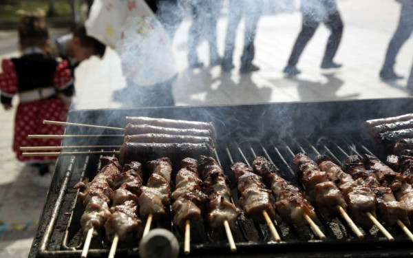 Θεσσαλονίκη: Παραλίγο τραγωδία σε πασχαλινό τραπέζι - Άντρας πήρε φωτιά την ώρα που έψηνε