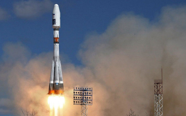 Ρωσία: Διαστημόπλοιο μεταφέρει δύο Ρώσους κοσμοναύτες και έναν Αμερικανό αστροναύτη στο Διεθνή Διαστημικό Σταθμό